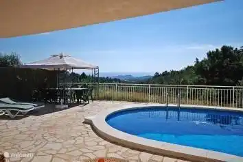 A cottage with a private pool for the real holiday feeling. Can you visualize yourself lying by the pool?