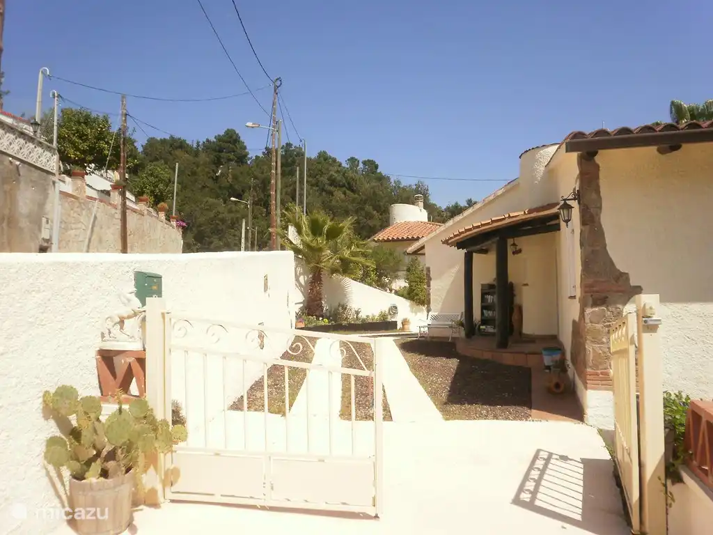 Prive oprit voor uw auto en geen trap op of af om binnen te komen