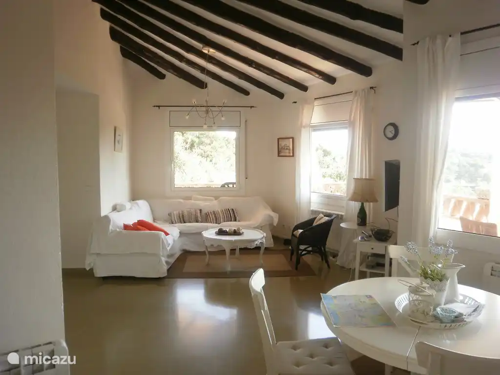 Ruime woonkamer met nieuwe meubels