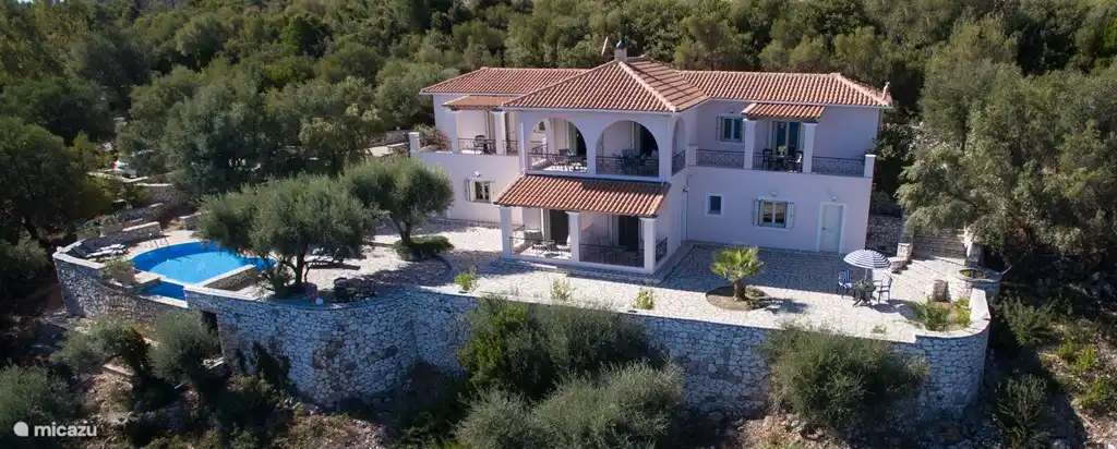 Der rechte Flügel wird zum linken Flügel gespiegelt. Gebaut mit erstklassigen Materialien wie Aluminiumrahmen. Fenster und Türen mit Lamellenläden und integriertem Moskitonetz Alle Zimmer verfügen über eine Klimaanlage.