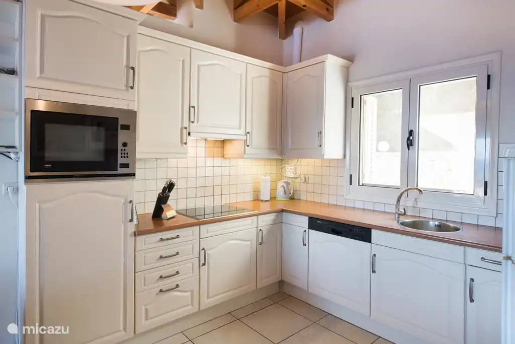 Die schöne Küche ist mit allen Annehmlichkeiten und Geräten ausgestattet