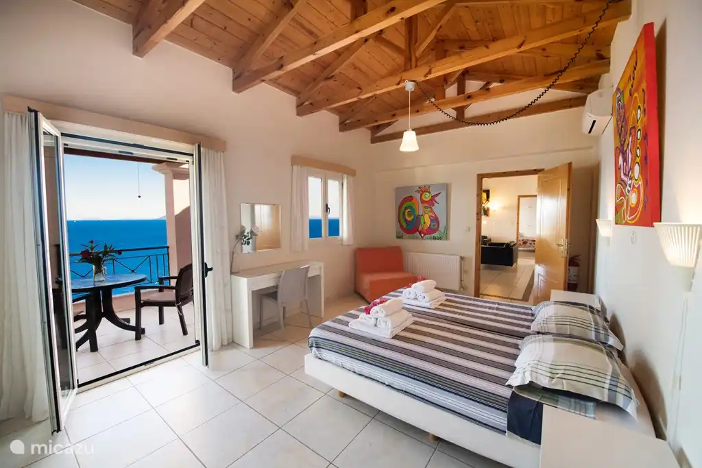 2 Schlafzimmer, gut mit anständigem Sofa und extra natürlich einem direkten Zugang zu einer privaten Veranda ausgestattet.