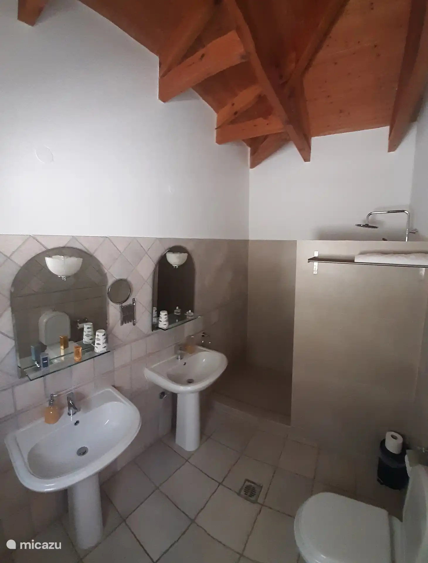 Im Erdgeschoss befinden sich 2 Badezimmer mit einer geräumigen, schönen ebenerdigen Dusche.