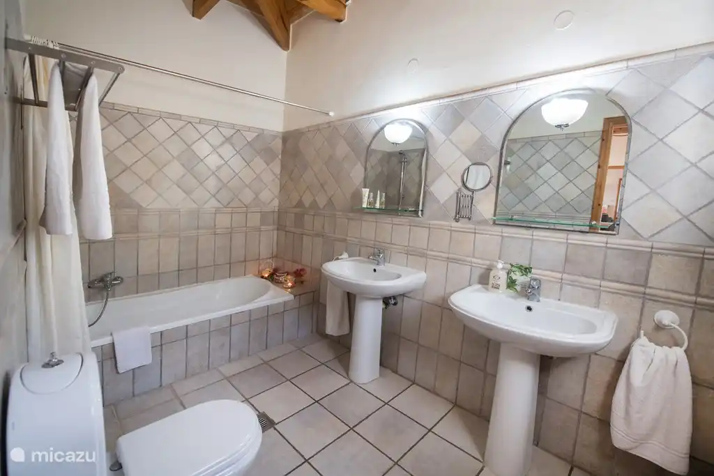 Der klassische Stil der 4 geräumigen Badezimmer ist derselbe. Im Erdgeschoss befinden sich 2 Badezimmer, die ebenfalls mit einer Badewanne ausgestattet sind.