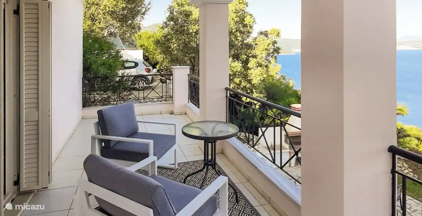 Alle geräumigen Schlafzimmerbalkone haben einen herrlichen Meerblick