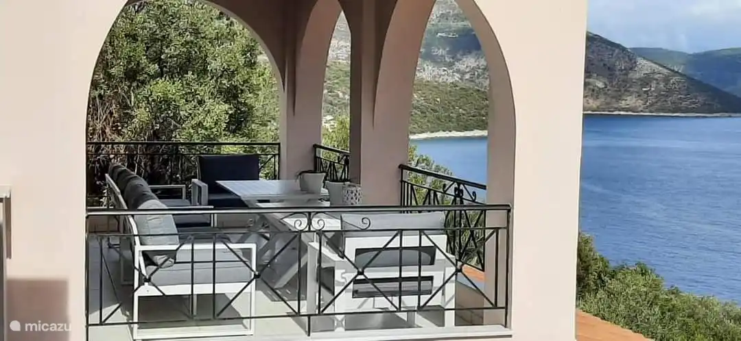 Die große gemeinsame Balkonterrasse vom Wohnzimmer aus