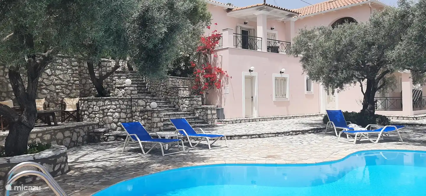 Entspannen Sie am Pool mit fantastischem Meerblick