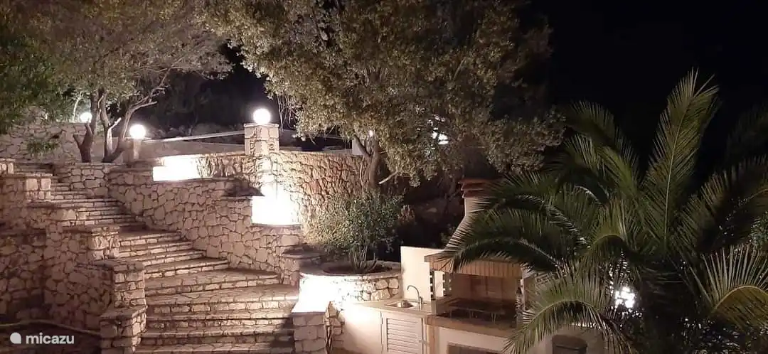 Beim BBQ auch abends eine schöne Atmosphäre.