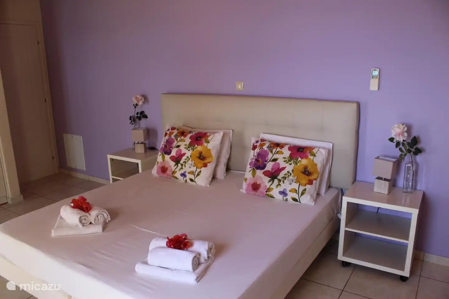 Die schönen und geräumigen Schlafzimmer mit viel Stauraum sind alle mit Klimaanlage ausgestattet und haben von allen Schlafzimmern über den eigenen Balkon einen phänomenalen Meerblick.