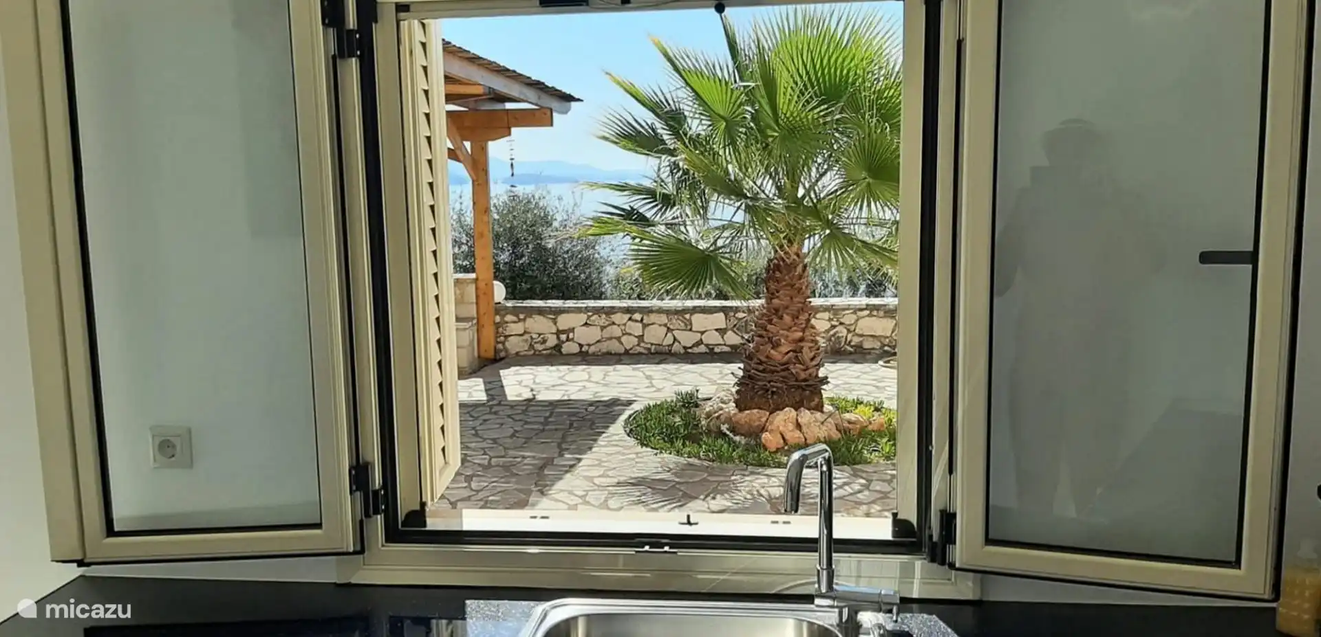 Blick auf das Fensterfenster des Hauswirtschaftsraums