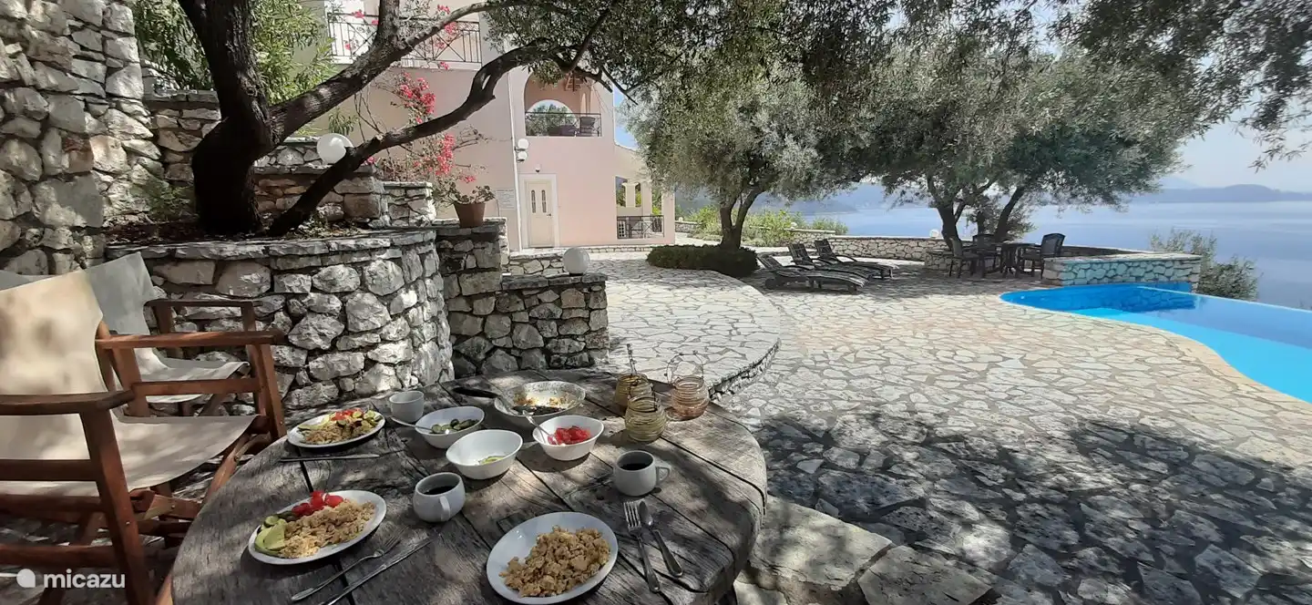 Über die stattliche Treppe zur unteren Terrasse ist ein schöner Schattenplatz unter den Olivenbäumen zum Beispiel zum Frühstück oder Mittagessen.