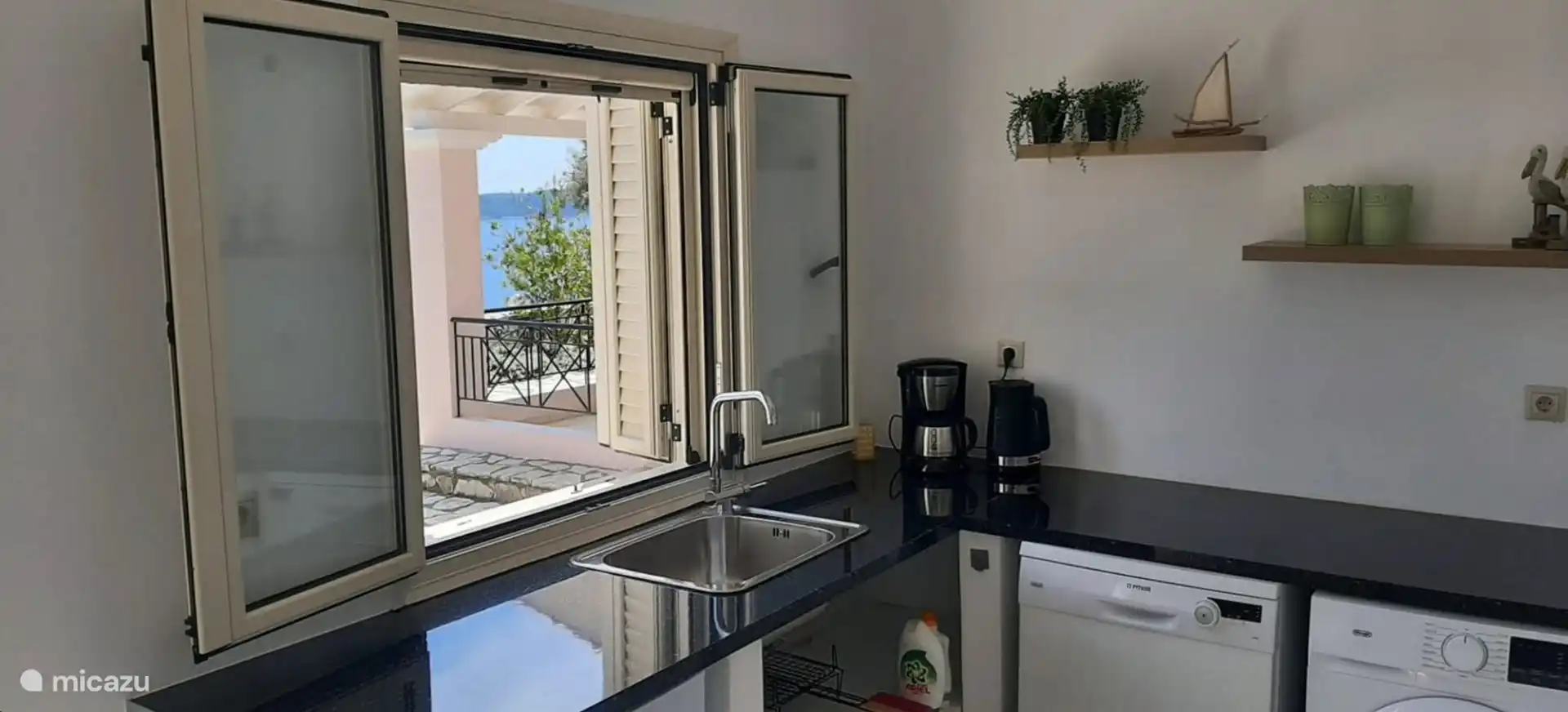 Der schöne Hauswirtschaftsraum in der Nähe des Grills (inkl. Kühlschrank/Geschirrspüler und Waschmaschine)