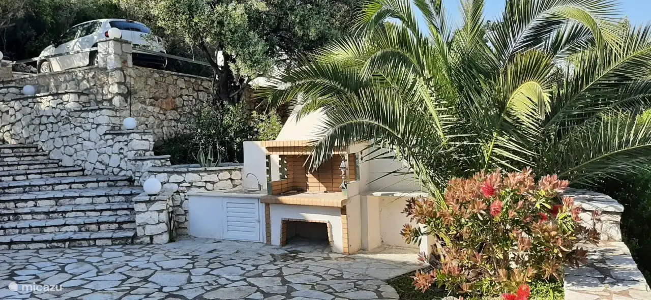 Der schöne Steingrill ist ein Schmuckstück im Garten.