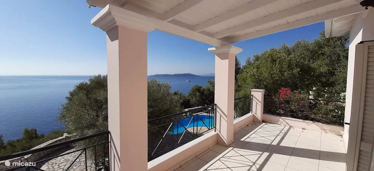 Die großzügigen Balkone bieten einen tollen Meerblick