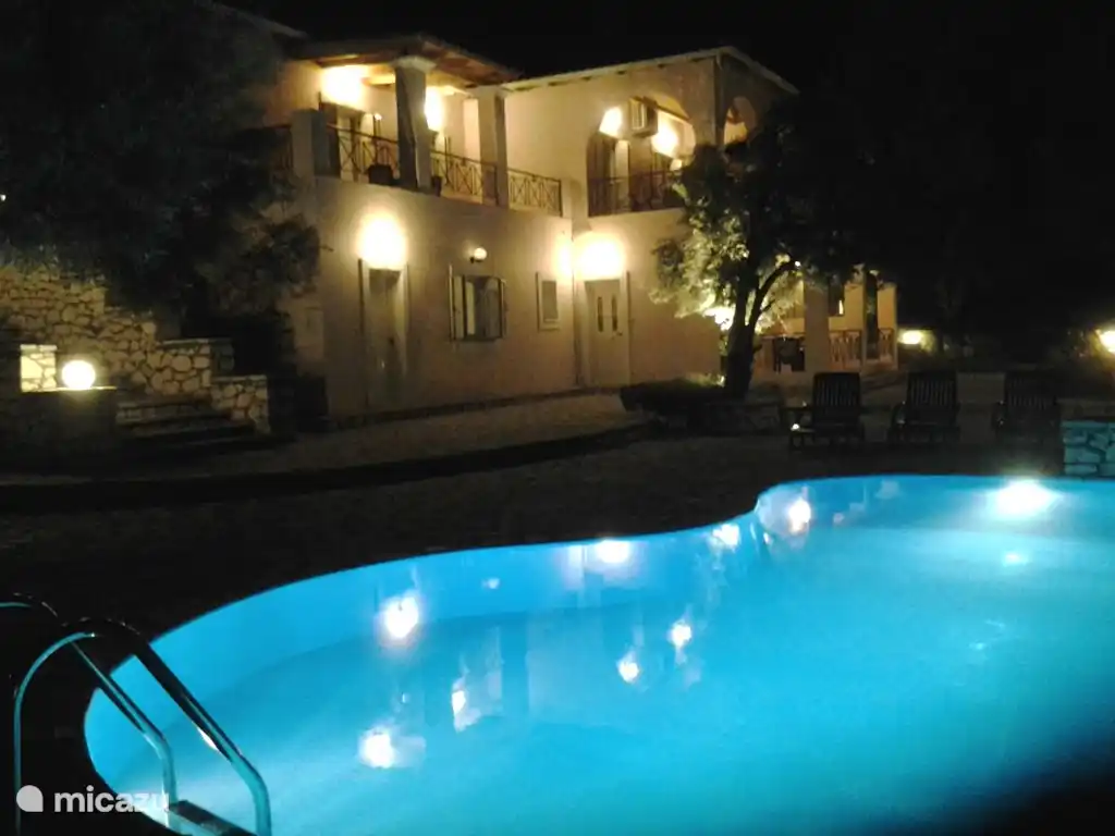  Mehr als 50 Lichtpunkte sorgen für eine beispiellose romantische Atmosphäre. Die Stimmungsbeleuchtung rund um das Haus und die gesamte Einfahrt werden automatisch geschaltet. Die Fassadenbeleuchtung ist manuell schaltbar.