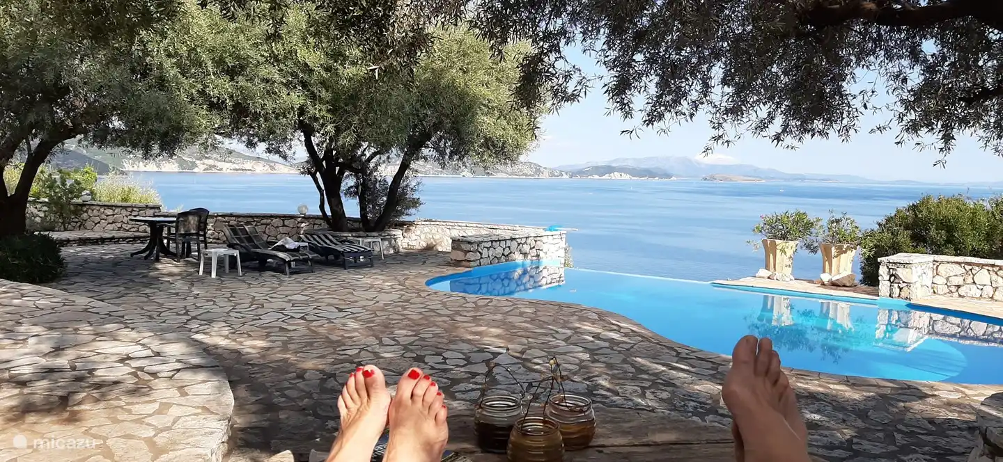 Im Schatten der Naturschirme mit phänomenalem Meerblick.