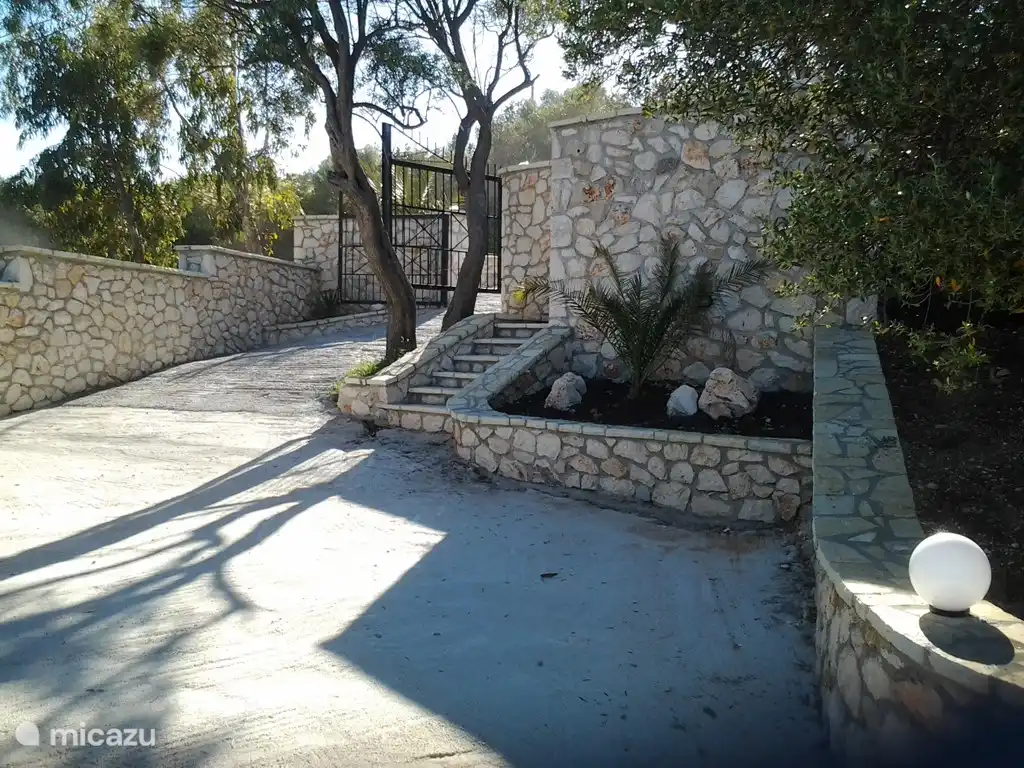 Willkommen in Villa Sophia. Die Stahldoppelschwingtür kann am besten von innen geöffnet und geschlossen werden. Die Treppe führt zu einer Fußgänger-Tor, das nicht sichtbar von der Straße.