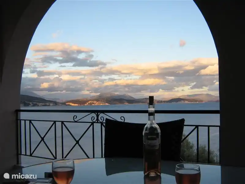 Der schattige Veranda gemeinsamen neben dem Wohnzimmer und ist durch zwei Doppeltüren zugänglich. Die Veranda ist normalerweise der Sammelpunkt für Essen, Trinken, ein Buch zu lesen. Die Aussicht ist phänomenal. Unwissentlich Muse ist in diesem Umfeld nicht zu vermeiden.