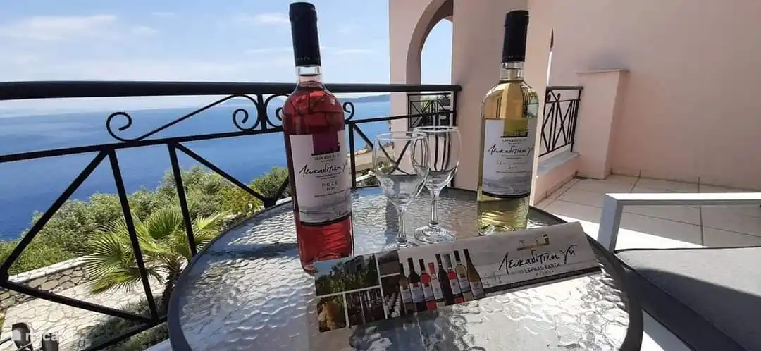 Bei der Ankunft erwartet Sie lokaler Wein