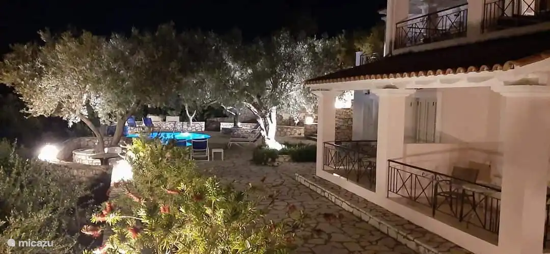 Atmosphärenplatte bei Nacht.