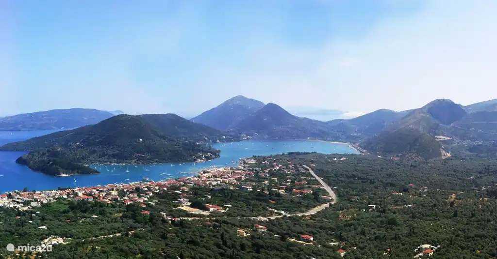 Einer der vielen spektakulären Aussicht, dass der Insel Lefkada. Im Gegensatz zu vielen anderen griechischen Inseln von Lefkada grünen und schönen Flora und Fauna. Dieses Bild wurde knapp über dem Ferienort Nidri Blick auf den Hafen Vlicho gemacht.