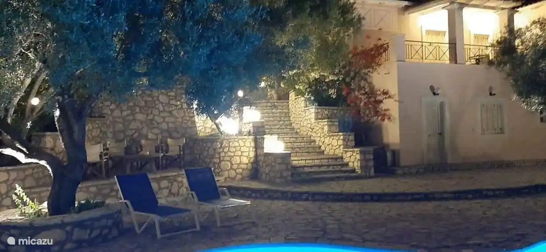 Ein schöner romantischer Abend am Pool.