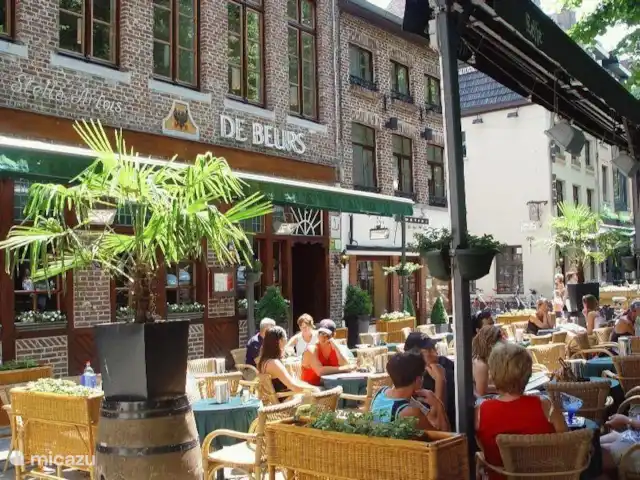Location de Vacances Belgique, Limbourg, Maaseik, chalet - Vive la vie l'un des nombreux restaurants sur la place du marché à Maaseik