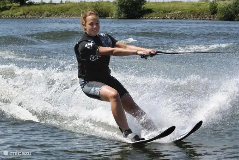 Wasserskischule liegt nur 150 Meter von der Hütte