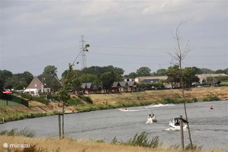 Das Netz mit einer Fußgänger- und Fahrrad Feder im Bereich