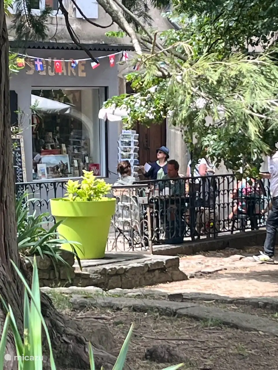 Joyeuse historique au sommet du village.