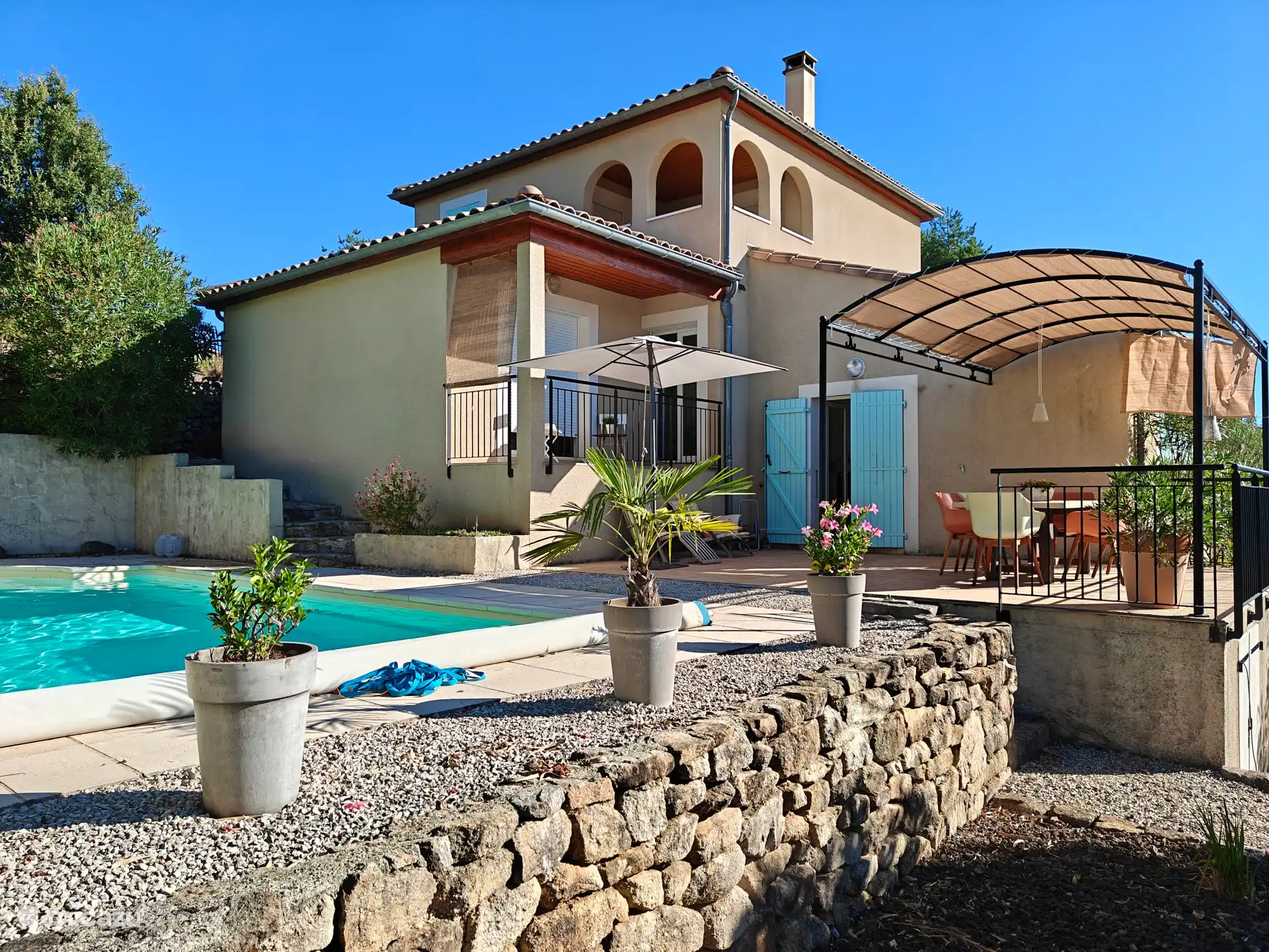 Komfortable Villa mit Schwimmbad auf der Terrasse.