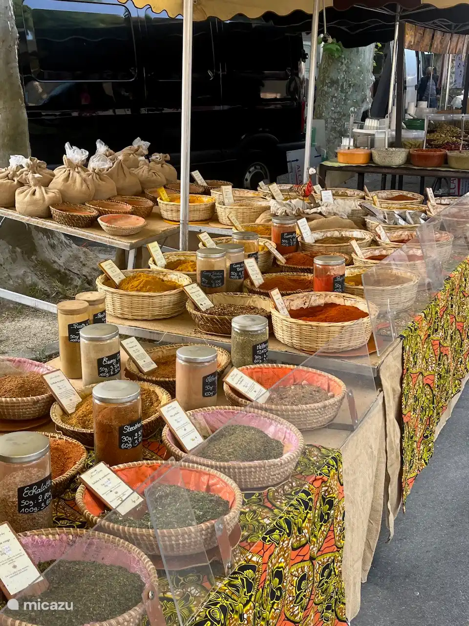 Herbes et olives en abondance !  Des arômes épicés et des parfums de lavande vous rencontrent.