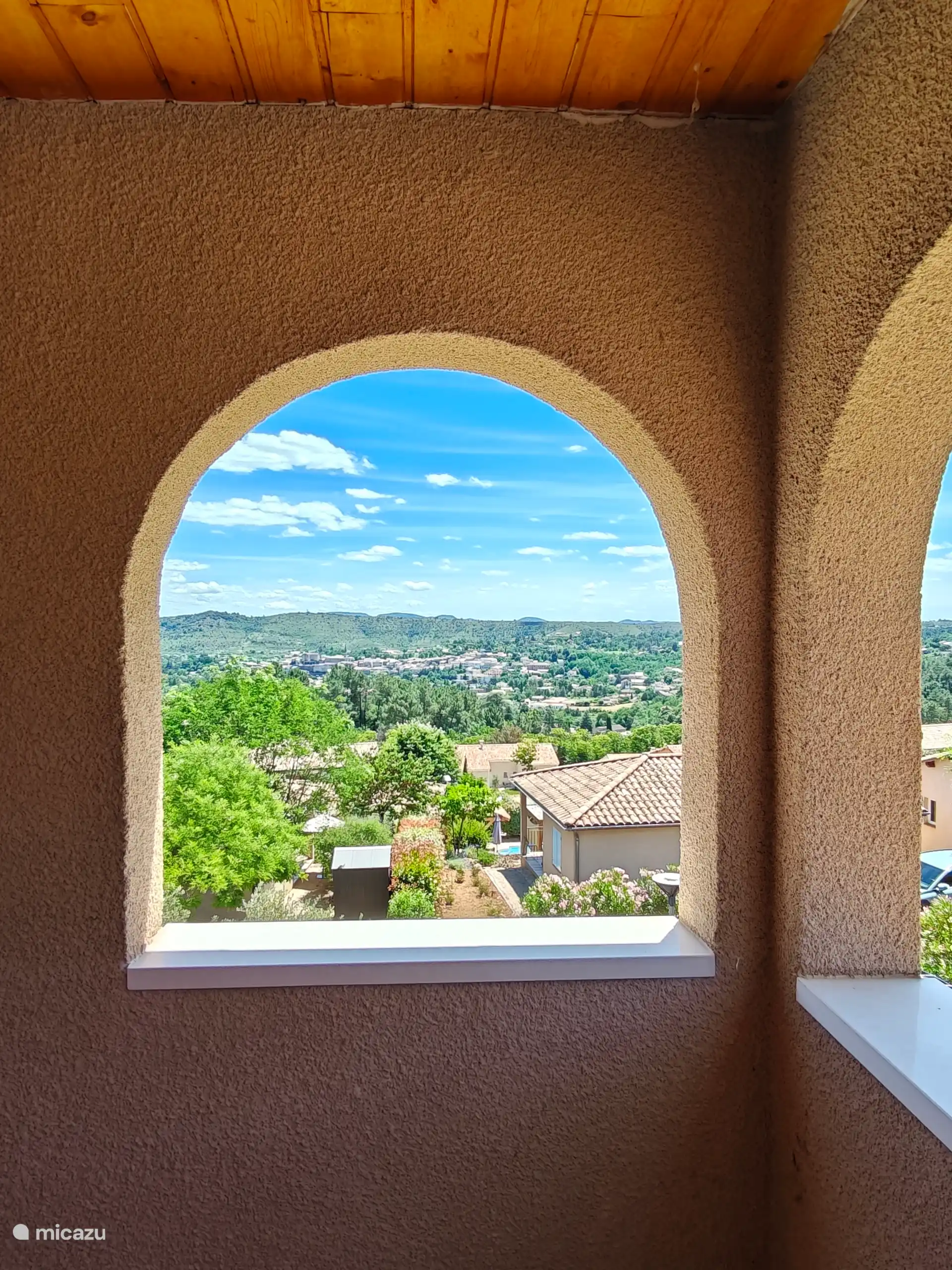 Magnifique vue sur Joyeuse depuis la terrasse intérieure au dernier étage.