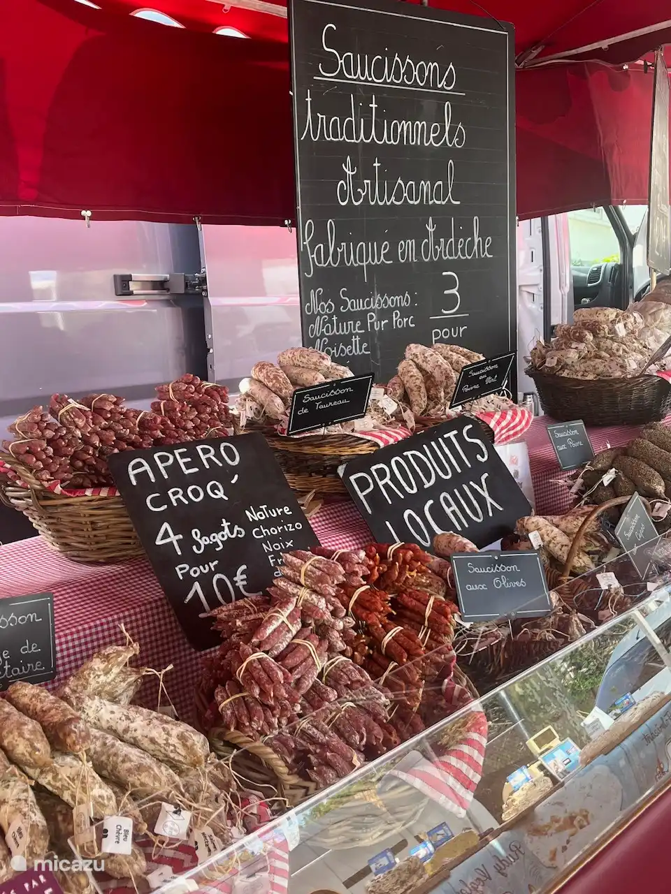 Et vous emportez une saucisse traditionnelle avec vous après l’apéritif.