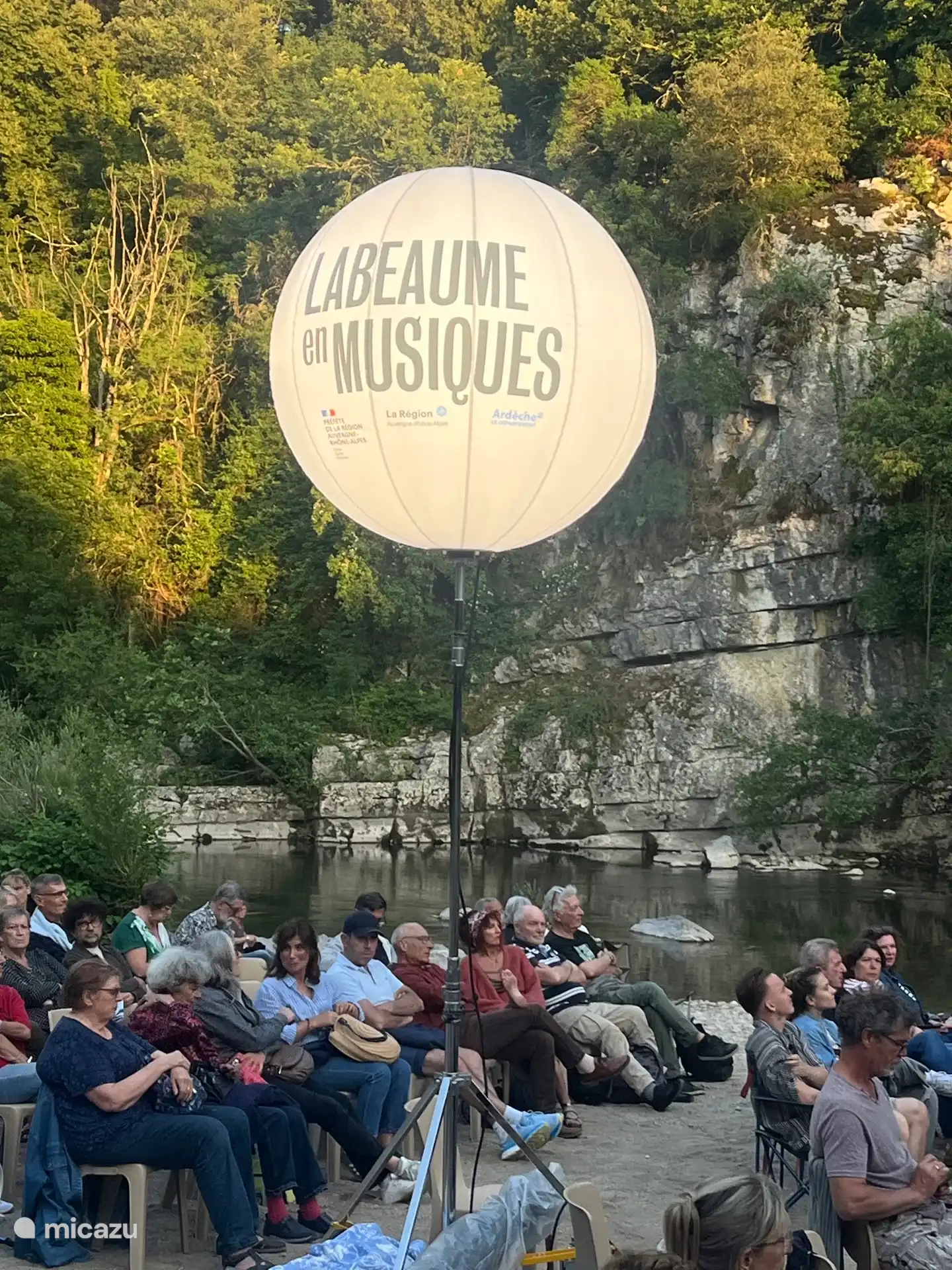 Dans le village de La Beaume sur l’Ardèche, des spectacles musicaux sont présentés chaque année en plein air ! Billets sur l’info touristique à Joyeuse !