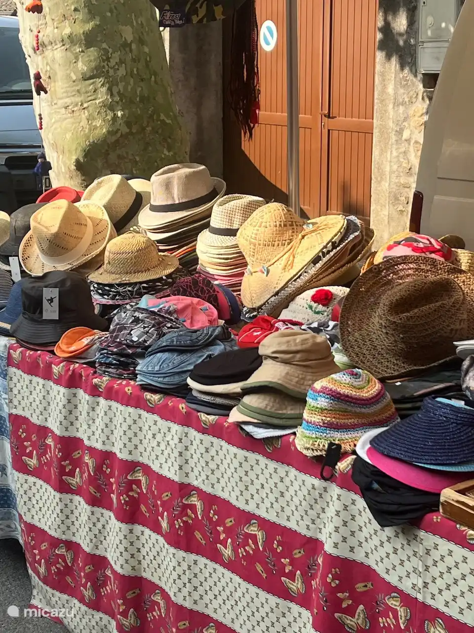 Le marché de Joyeuse mercredi est tellement coloré ! Une tasse de café sur l’une des terrasses et laissez les événements du Marché vous envelopper. 