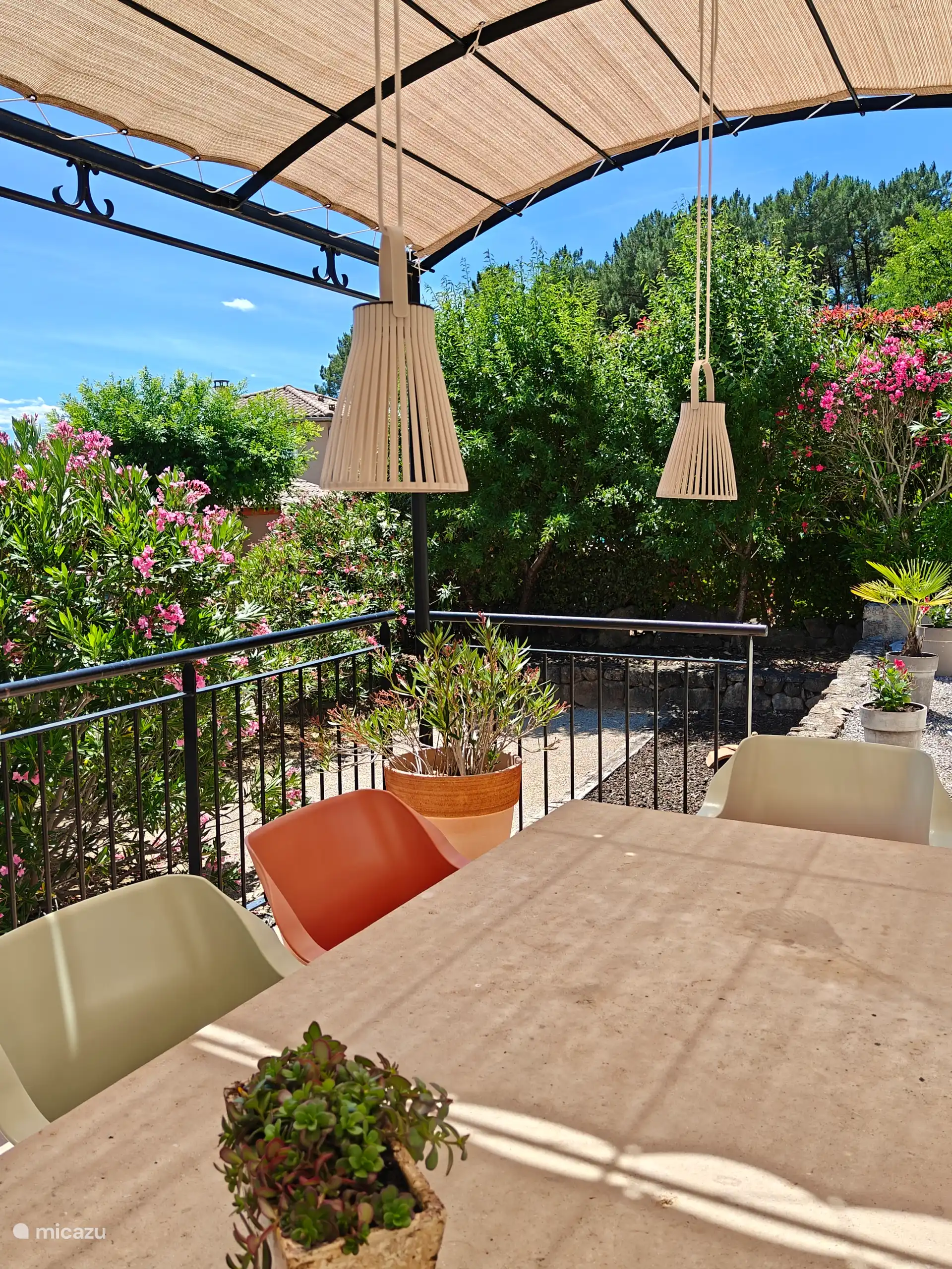 Sur la terrasse à côté de la piscine se trouve une jolie grande table, où l’on peut prendre le petit-déjeuner et le dîner. 