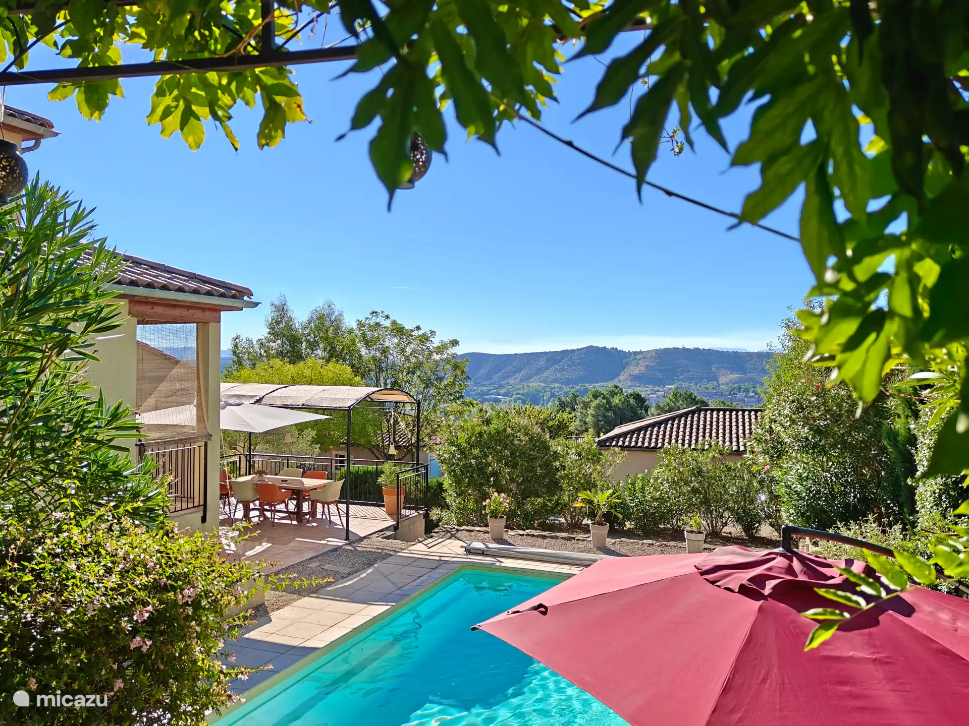 Von unter einer grünen Pergola hat man einen fantastischen Blick auf das Schwimmbad, die Terrasse und Joyeuse!