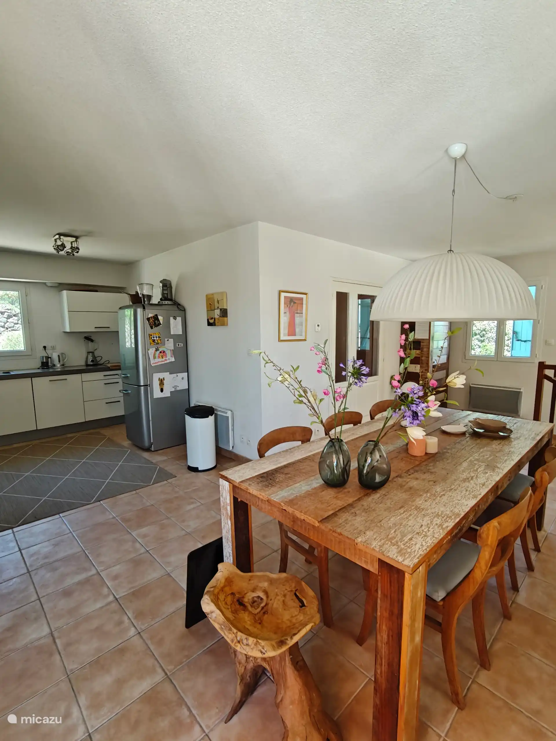Esszimmer und Küche im Erdgeschoss des Hauses (Split-Level).
