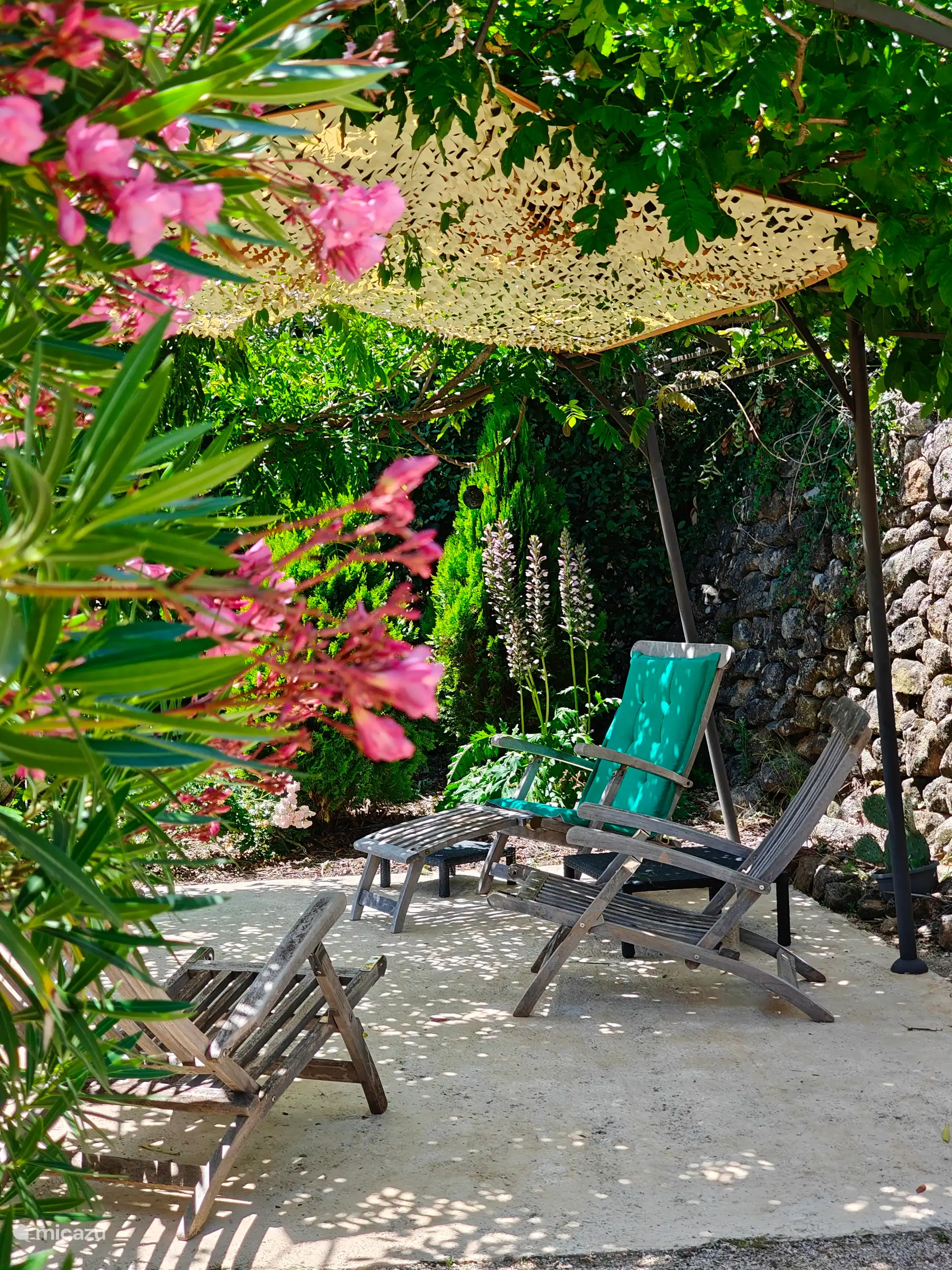 Entspannen Sie sich im Schatten unter der Pergola auf der höchsten Terrasse mit einer wunderschönen Aussicht!