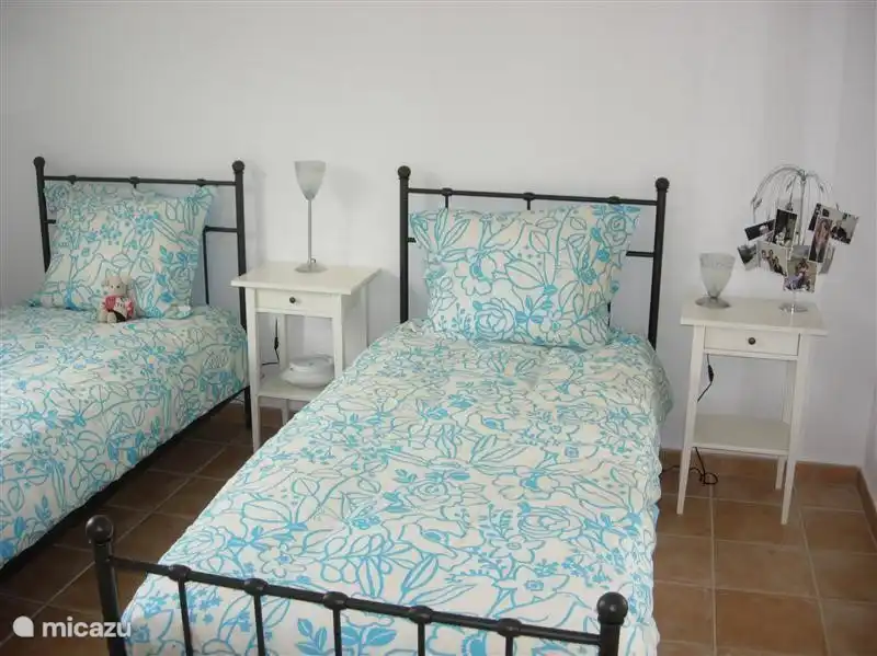 La chambre 2 et à cet étage se trouve également la deuxième salle de bain confortable avec toilettes, douche et lavabo.