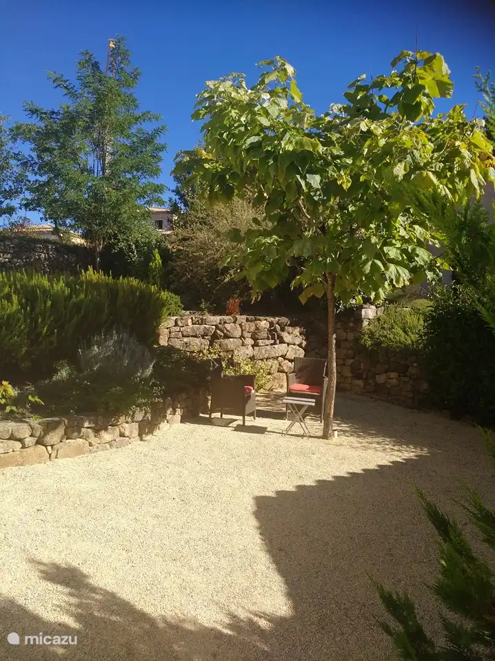 Beau jardin à l’entrée de la villa.