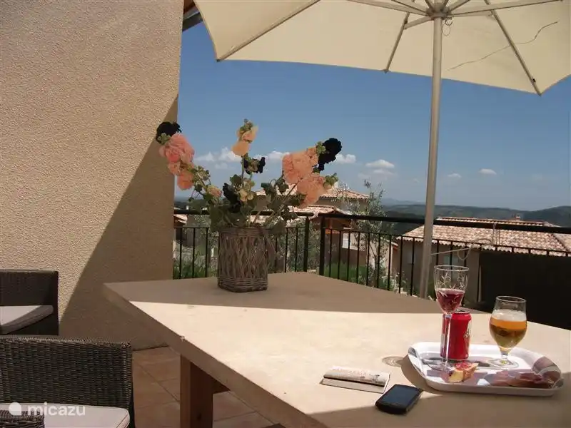 Une belle terrasse ensoleillée avec des parasols robustes. Il a depuis été rénové avec une pergola qui offre beaucoup d’ombre.