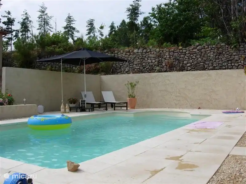 Piscine avec terrasse ensoleillée