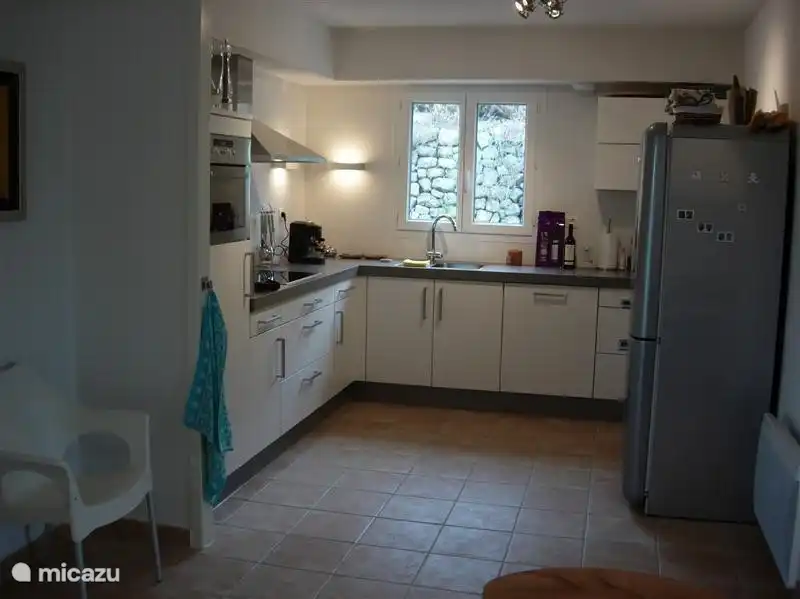 La spacieuse cuisine ouverte est entièrement équipée