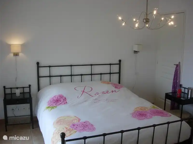 La jolie chambre des maîtres au rez-de-chaussée. Celle-ci dispose d’une salle de bains privative avec baignoire et 2 lavabos. 