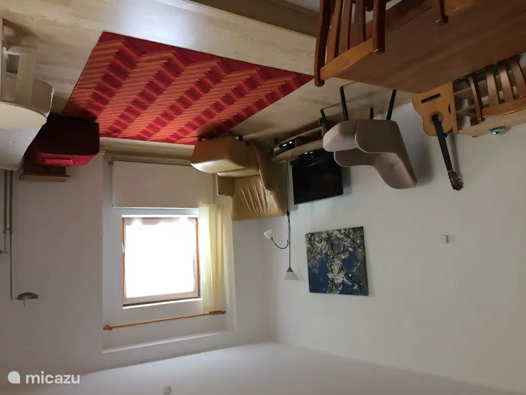 Der Lounge-Teil des Wohnzimmers. Sie können Ihre eigenen Filme über Chromecast auf einem Fernsehbildschirm abspielen.