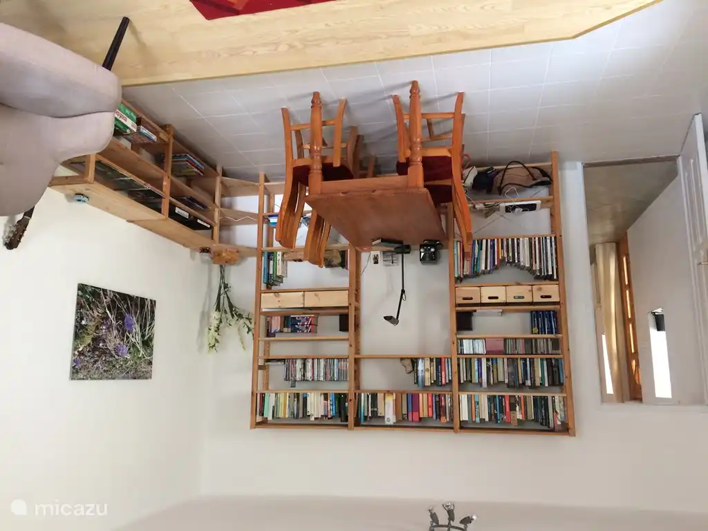 Im Wohnzimmer ist es kühl und ruhig. Für die Abende gibt es Filme, Bücher, Zeitschriften und Spiele