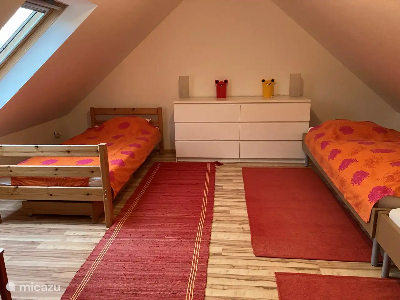 Es gibt keine kleinen Zimmer in diesem Haus - einfach großartig, mit viel Platz, um Ihre eigenen Sachen für einen komfortablen Aufenthalt tragen. Bettwäsche ist reichlich vorhanden.