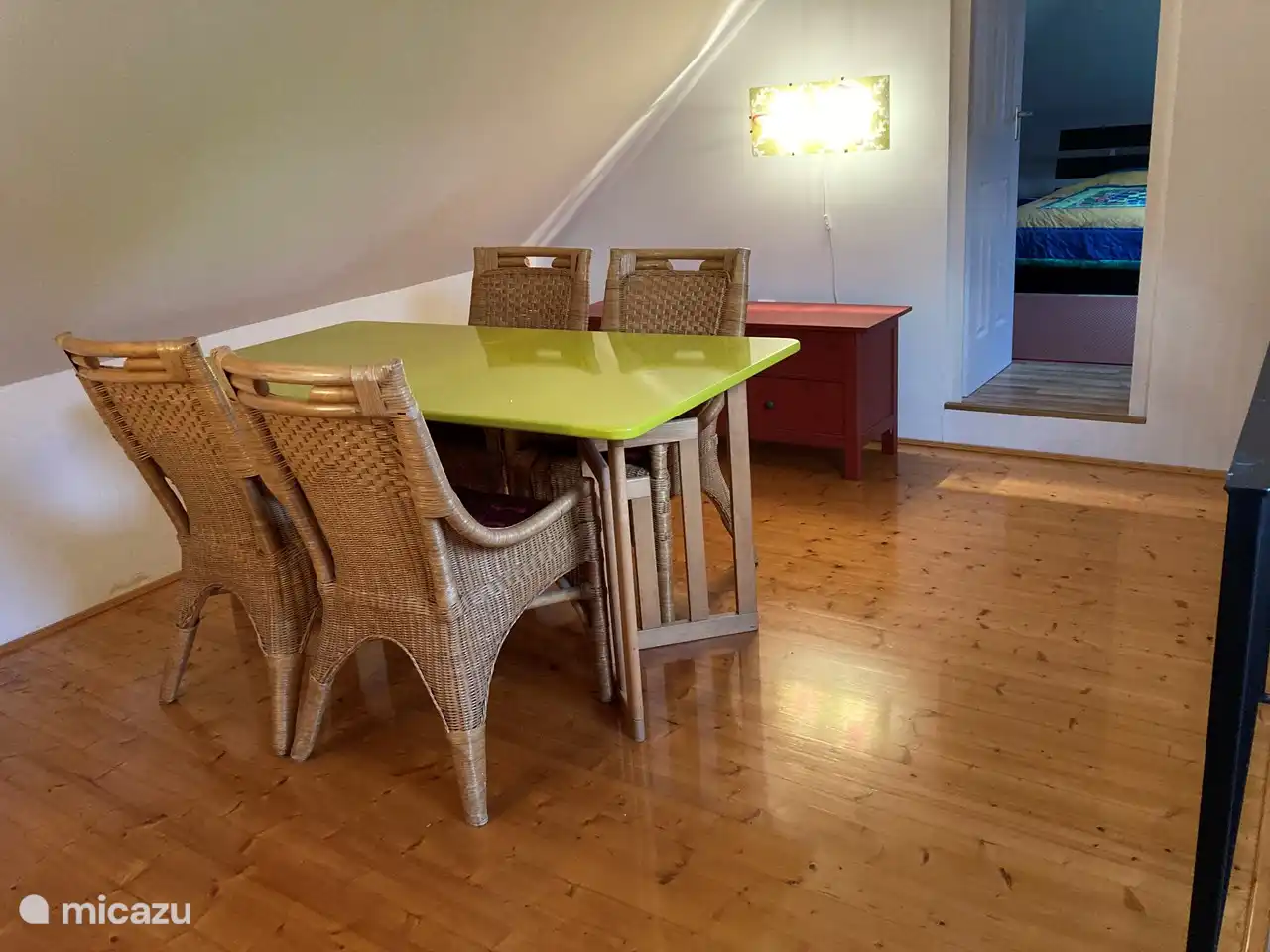 .... und zwischen den Schlafzimmern befindet sich der geräumige Treppenabsatz mit einem Tisch und Stühlen, wo Kinder an einem regnerischen Tag Platz zum Spielen haben.